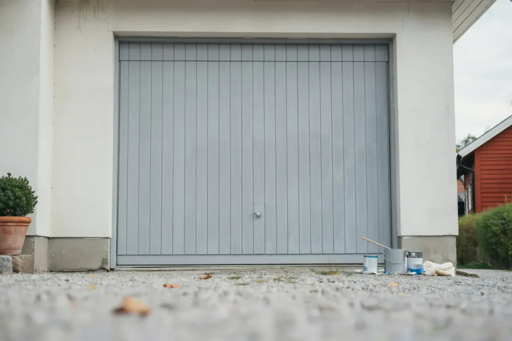 juli r r tt tid f r att m la garageporten s f r du ett snyggt och v dert ligt resultat